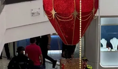 Autoridades en el Centro Comercial en Bucaramanga.