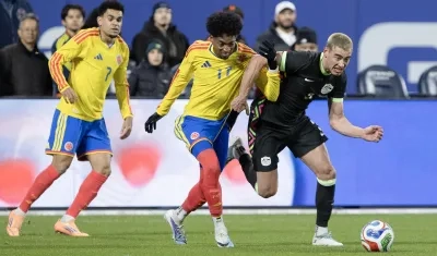 Johan Mojica (c) de Colombia disputa el balón con Lewis Miller (d) de Australia. Al fondo, Luis Díaz. 