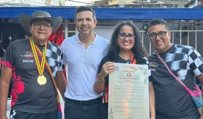 El concejal Juan Camilo Fuentes entregó la distinción a La Soberana.