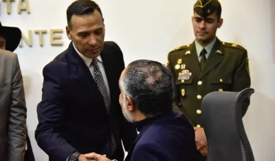 El ministro de Defensa, Pedro Sánchez, con el ministro del Interior, Armando Benedetti.