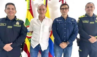 El saliente coronel John Harvey Peña, el gobernador Eduardo Verano, el secretario del Interior José Antonio Luque y el coronel Eddy Sánchez, nuevo comandante de la Policía del Atlántico. 