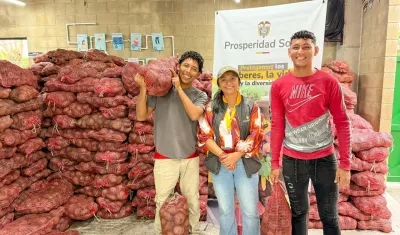 Melissa Obregón, directora de Prosperidad Social en Atlántico, entregando el alimento a las familias. 