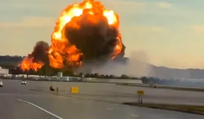 Momento en que el avión explotó en el aeropuerto. 