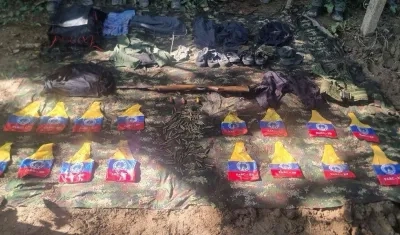 Las armas y brazaletes incautados.