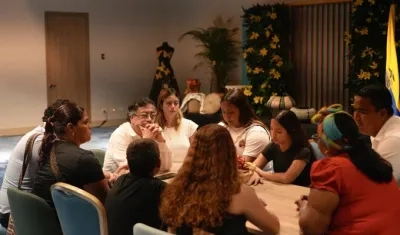 El Presidente Gustavo Petro con la familia del pescador. 