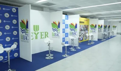 Stand para los expositores en la Galería de la Plaza de la Paz. 