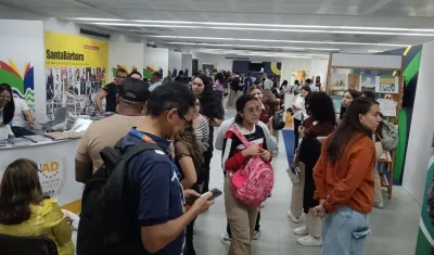 Asistentes a la Feria del Libro en Barranquilla. 