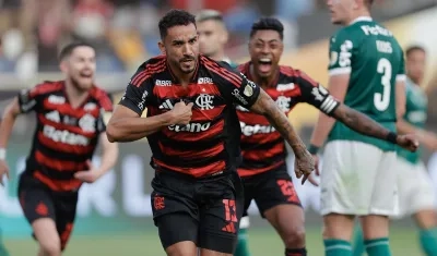 Danilo da Silva de Flamengo celebra su gol en la final de la Copa Libertadores.