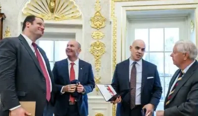 La foto donde aparece el funcionario que tenía la imagen de Petro y Maduro.