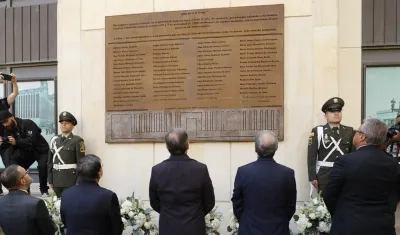 Los presidente de las altas cortes observando los nombres de las víctimas.