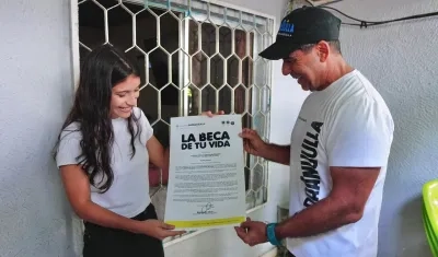 El Alcalde Char con una de las beneficiarias.