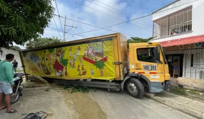 Camión atascado este martes en el sector. 