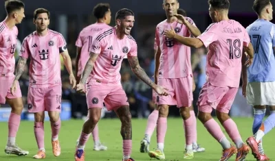 Lionel Messi celebra con sus compañeros el tíquete a la final. 