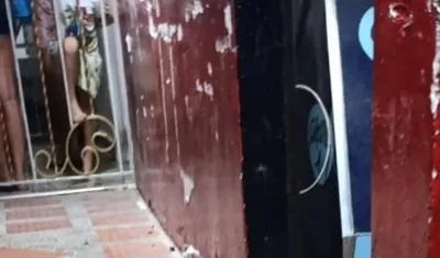 El domiciliario fue baleado en la parte externa de la tienda. 