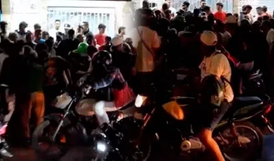 Las personas se aglomeraron en el sitio donde fue baleada esta persona. 