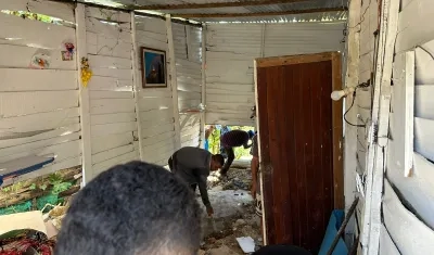 Agentes del CTI cavando dentro de la vivienda. 