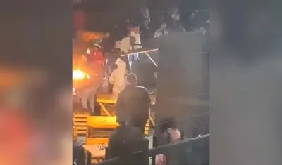 Momento de la agresión de los motociclistas al conductor del vehículo. 