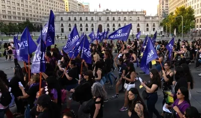 Mujeres durante una manifestación en el Día Internacional de la Eliminación de la Violencia contra la Mujer en Santiago.