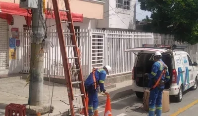 Operarios de Air-e, en trabajos de mantenimiento.