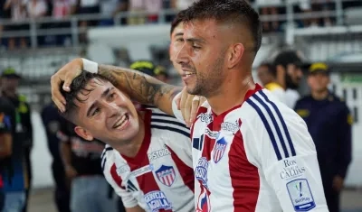 Paiva celebrando el gol con Rodríguez.