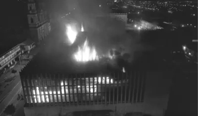 Palacio de Justicia incendiado.