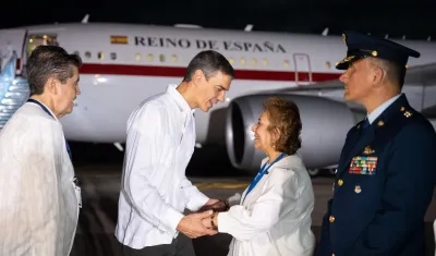 Pedro Sánchez con la canciller Rosa Villavicencio en el aeropuerto Simón Bolívar de Santa Marta. 
