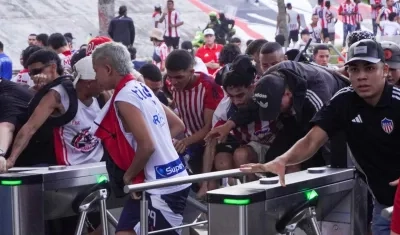 Personas volándose los torniquetes.