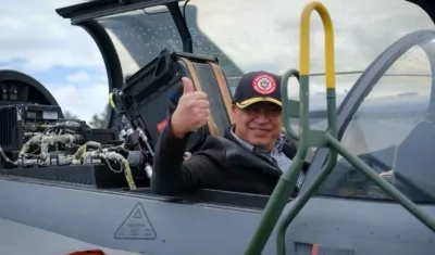 Petro en un avión Gripen. 