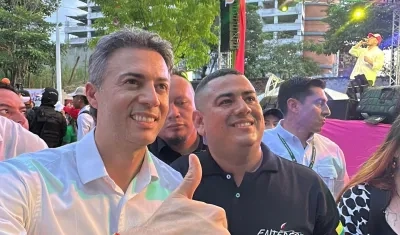 El precandidato presidencial Daniel Quintero Calle (izquierda).