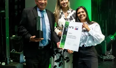 Ramón Hemer, gerente general de Triple A, con el reconocimiento.