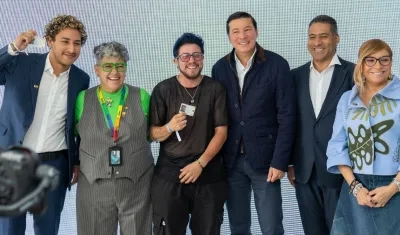 El Registrador Hernán Penagos con varios miembros de la comunidad LGTBI.