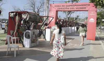 Personas recorren el Camellón de la Bahía este viernes en Santa Marta.