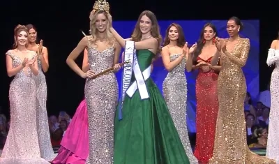 Momento en que recibió la corona María Antonia Mosquera Carvajal.