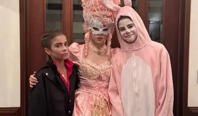 Shakira y sus dos hijos disfrazados en la noche del viernes. 