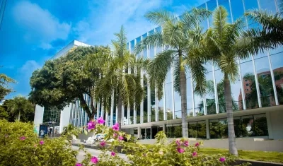 Fachada de un bloque de la Universidad Autónoma del Caribe.
