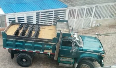 La volqueta cargada con explosivos.