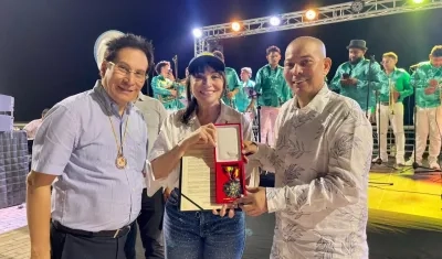Porfirio Bayuelo y Ana Consuegra de Bayuelo reciben el reconocimiento por parte de Juan Ospino Acuña, secretario de Cultura del Distrito. 