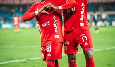 Tilman Palacios (izquierda) celebra su gol con Jhan Lucumí. 