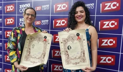 La pianista Yamira Rodríguez y la soprano Zeidy Bornacelli, con los pergaminos de reconocimiento que les dieron en México..