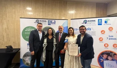 Gobernador Eduardo Verano y sus funcionarios mientras reciben la distinción internacional. 