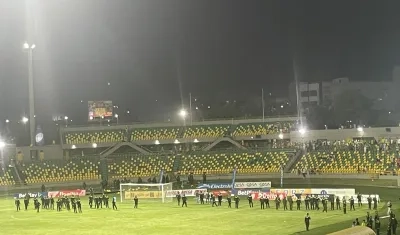 Vista del sector del estadio Jaime Morón donde se originaron los desmanes.