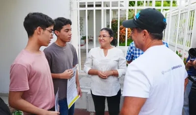 Alcalde Char entrega beca a los jóvenes.