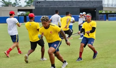 La Selección Colombia de béisbol durante un entrenamiento en el estadio Édgar Rentería.