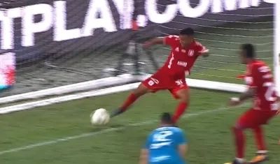 Omar Bertel, defensa del América, en el despeje de la pelota que traspasó la línea de gol. 