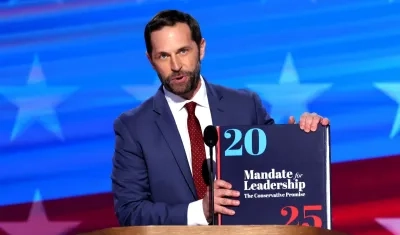 El congresista Jason Crow, uno de los investigados.