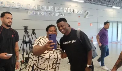 Néiser Villarreal es abordado por una aficionada a su llegada a Belo Horizonte. 