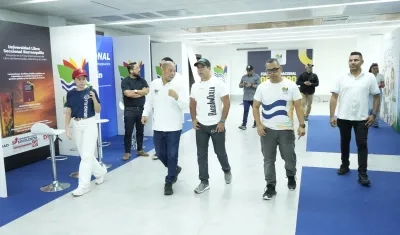 El alcalde Alejandro Char junto al Secretario de Cultura del Distrito, Juan Ospino Acuña, visitando la Galería de la Plaza de la Paz donde están los stand para la feria.