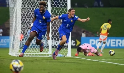 Los franceses Christ Batola (10) y Antoine Valero (9) celebran uno de los goles ante Colombia. 