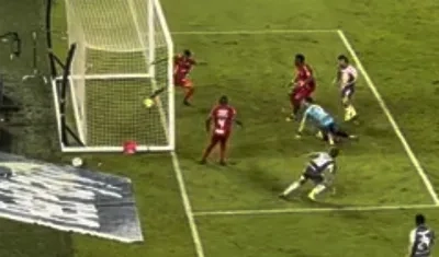 La imagen que muestra que el balón impulsado por Jean Pestaña traspasa la línea de gol.