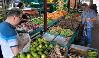 Compradores en Granabastos. 